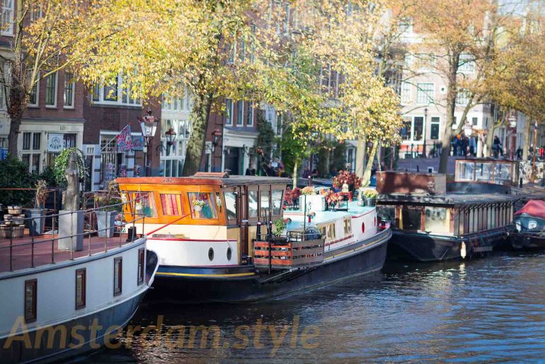 Amsterdam: péniche dans le quartier ouvrier du Jordaan